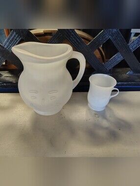 kool aid man Pitcher, 2 Qt, Easy to Fill,with one cup Vintage/Retro